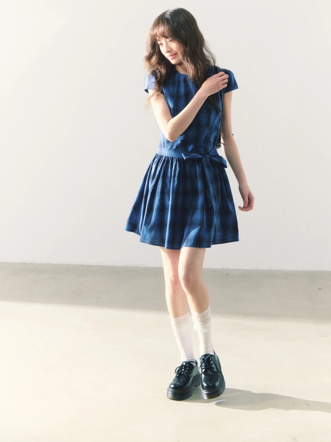 罐头粪便 - Sweet Navy Gingham Dress – Waist Tie & Round Neck Summer Look