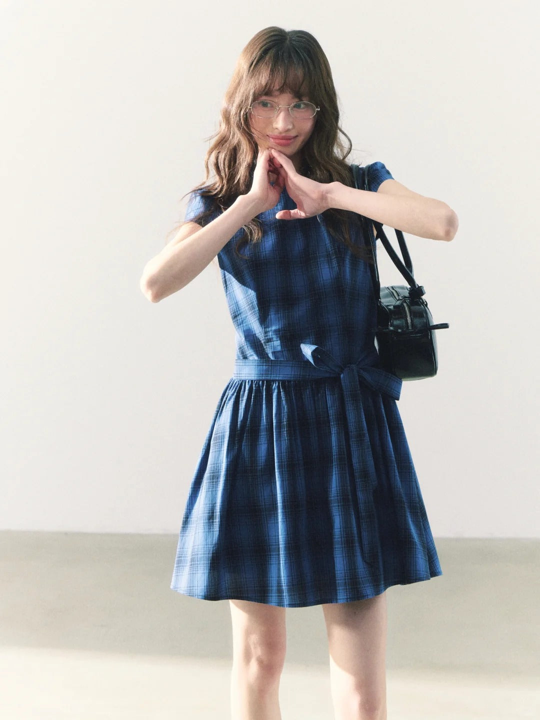 罐头粪便 - Sweet Navy Gingham Dress – Waist Tie & Round Neck Summer Look