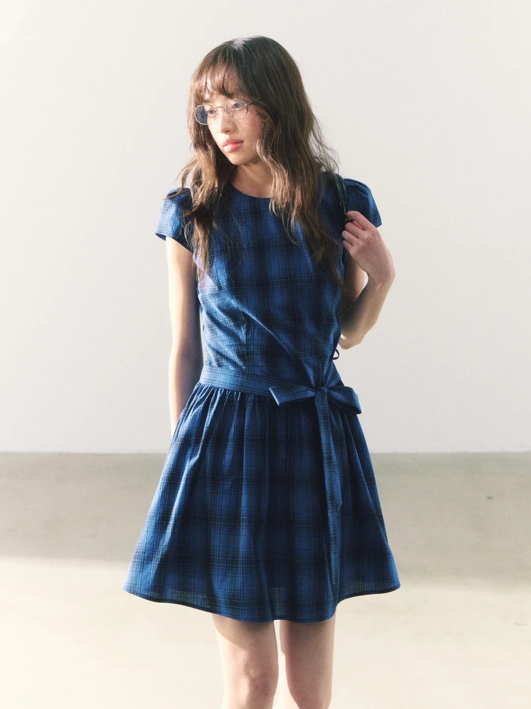 罐头粪便 - Sweet Navy Gingham Dress – Waist Tie & Round Neck Summer Look