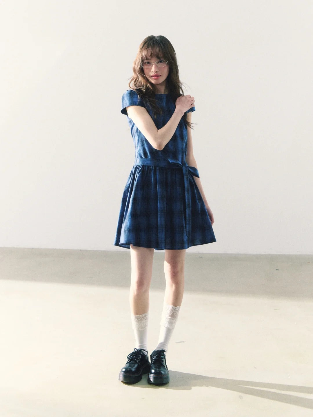 罐头粪便 - Sweet Navy Gingham Dress – Waist Tie & Round Neck Summer Look