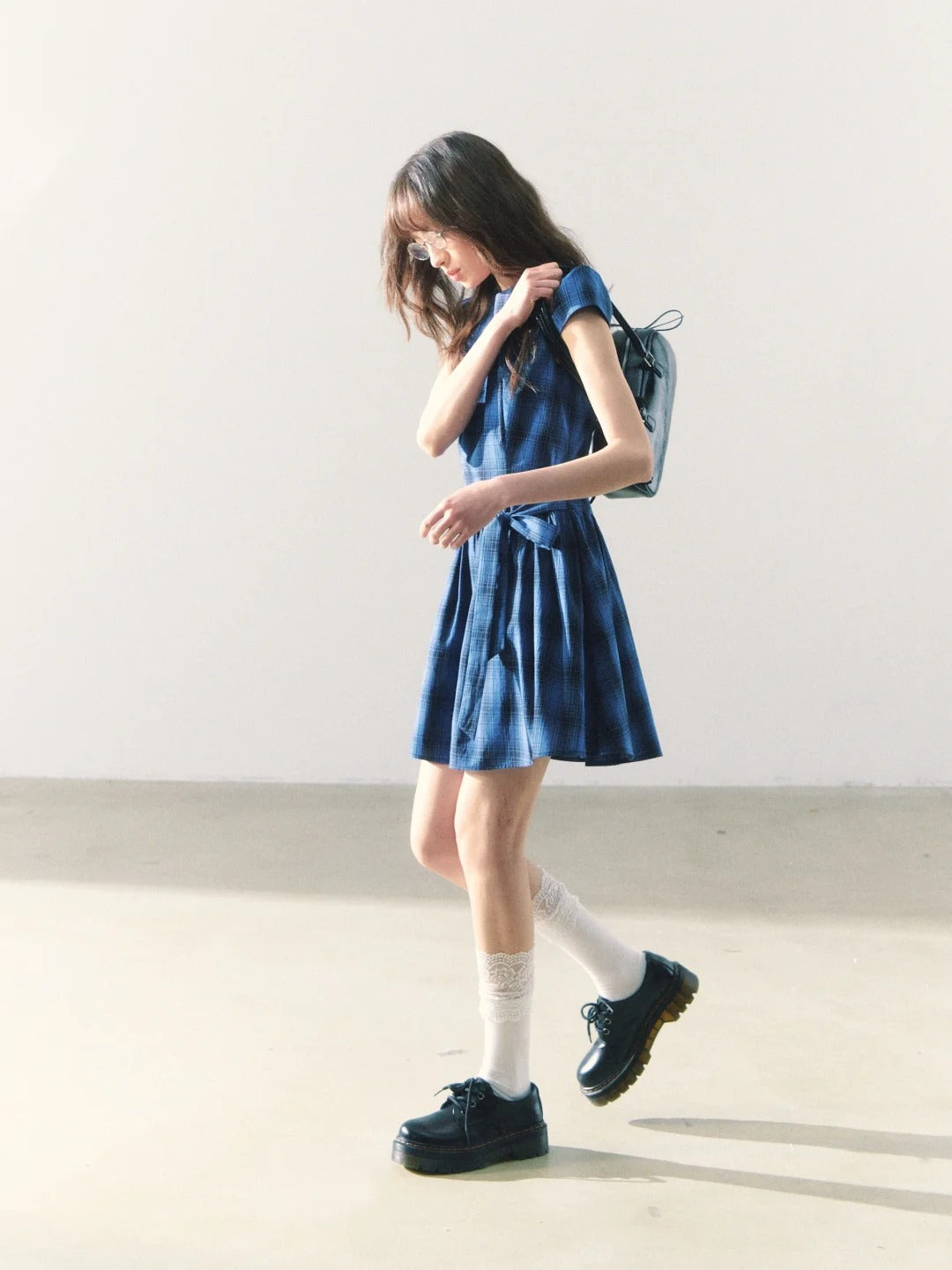 罐头粪便 - Sweet Navy Gingham Dress – Waist Tie & Round Neck Summer Look