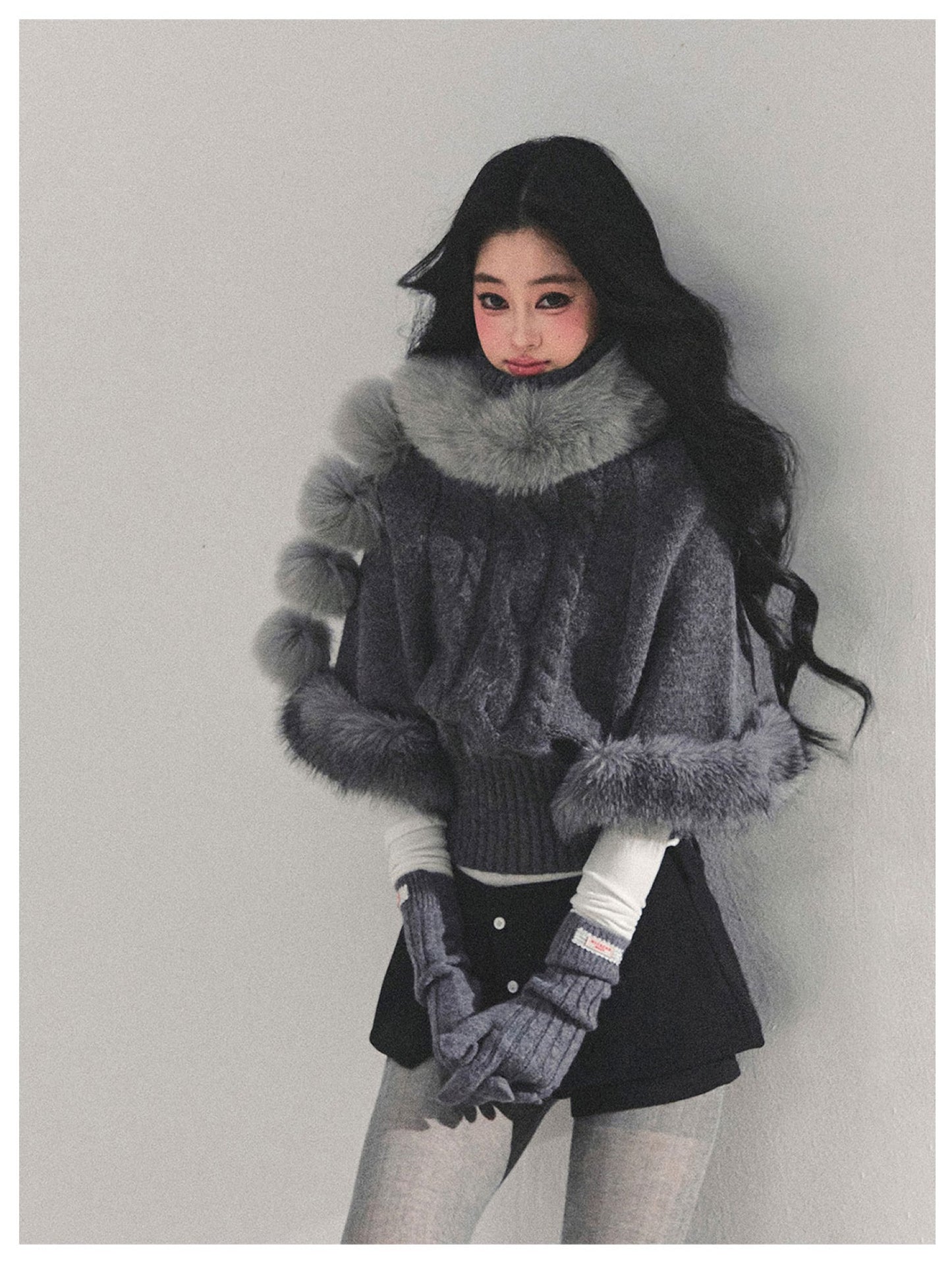 少也眼 “Passing by Her Side" Faux Fox Fur Scarf - Gray