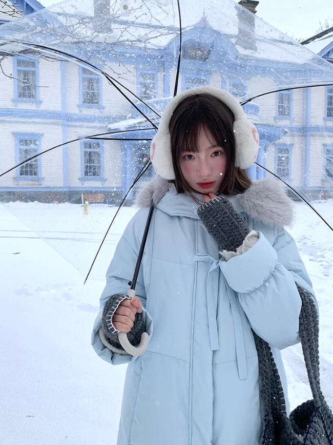 罐头士多所 Sky Blue Mid-Length Down Coat with Bow Detail