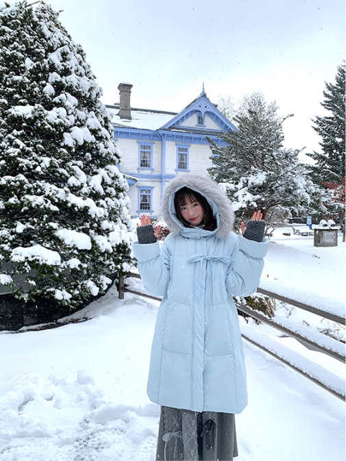 罐头士多所 Sky Blue Mid-Length Down Coat with Bow Detail
