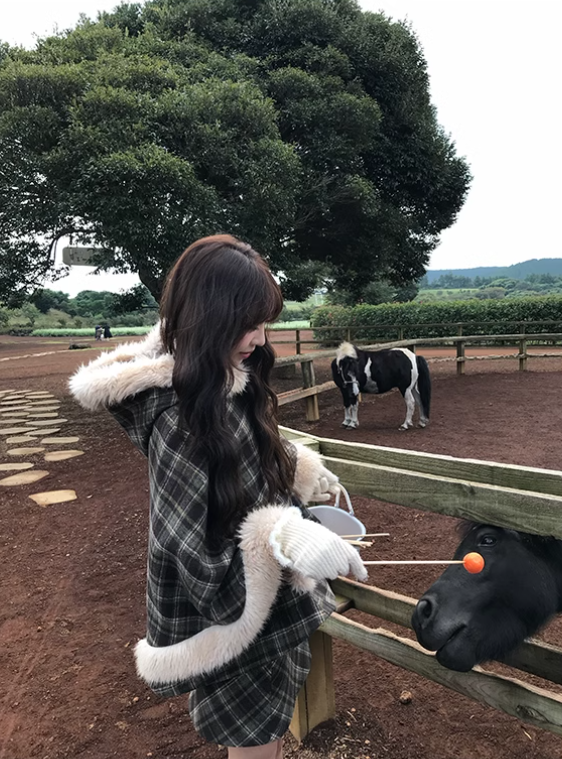 達淵如 - Plaid Cape With Fur Set