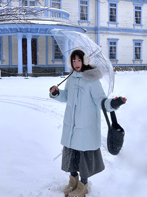罐头士多所 Sky Blue Mid-Length Down Coat with Bow Detail