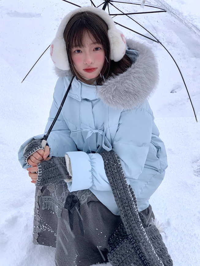罐头士多所 Sky Blue Mid-Length Down Coat with Bow Detail