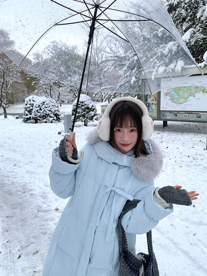 罐头士多所 Sky Blue Mid-Length Down Coat with Bow Detail