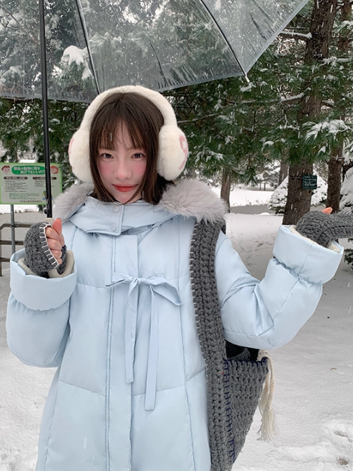 罐头士多所 Sky Blue Mid-Length Down Coat with Bow Detail