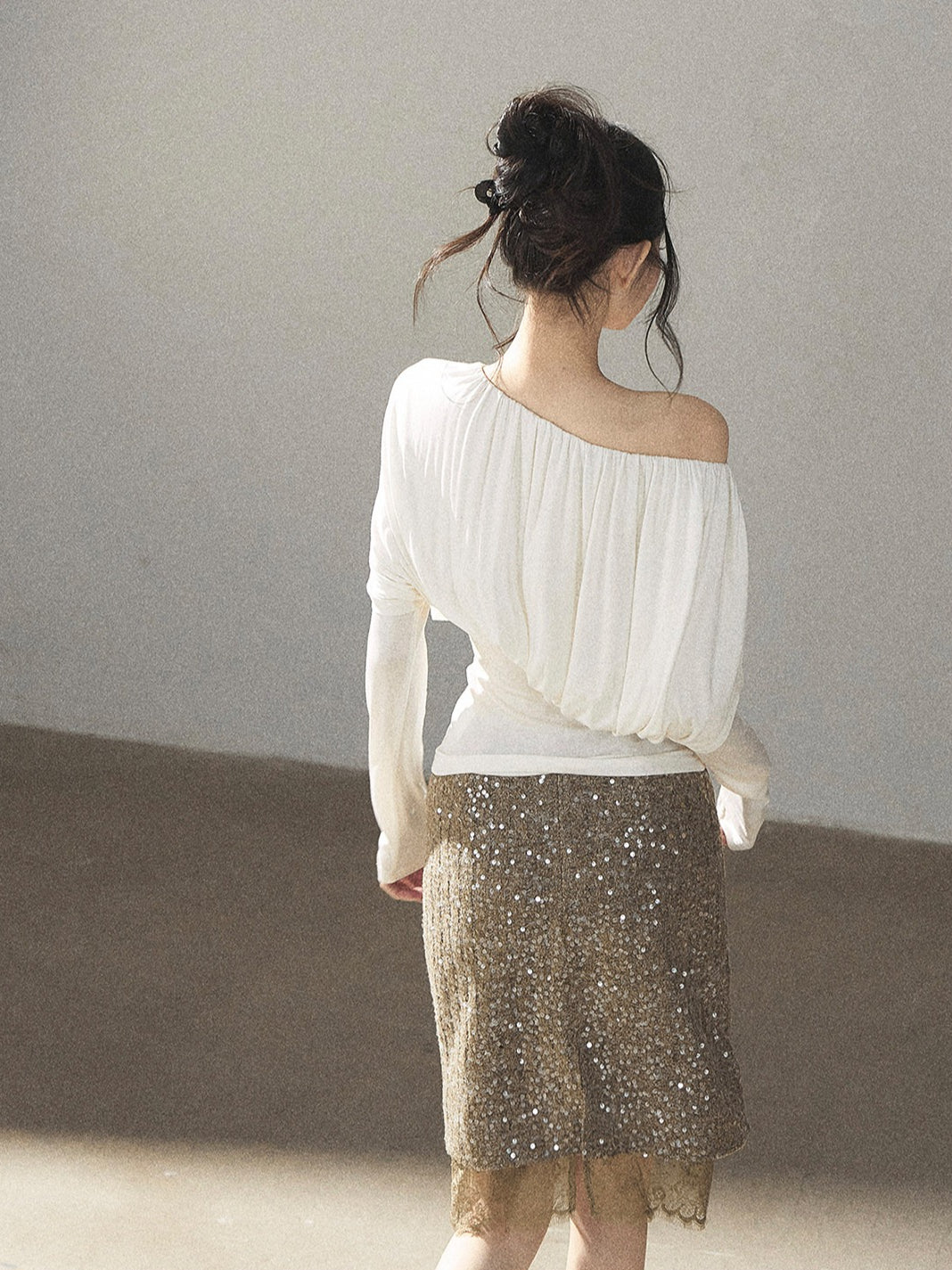 AOMALM - Creamy Ivory Asymmetric Ruched Off-Shoulder Long Sleeve Top