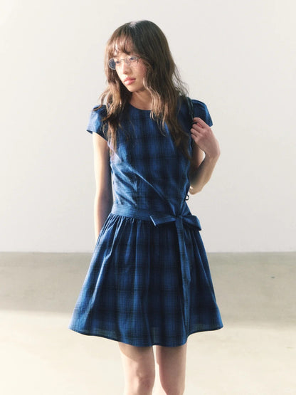 罐头粪便 - Sweet Navy Gingham Dress – Waist Tie & Round Neck Summer Look