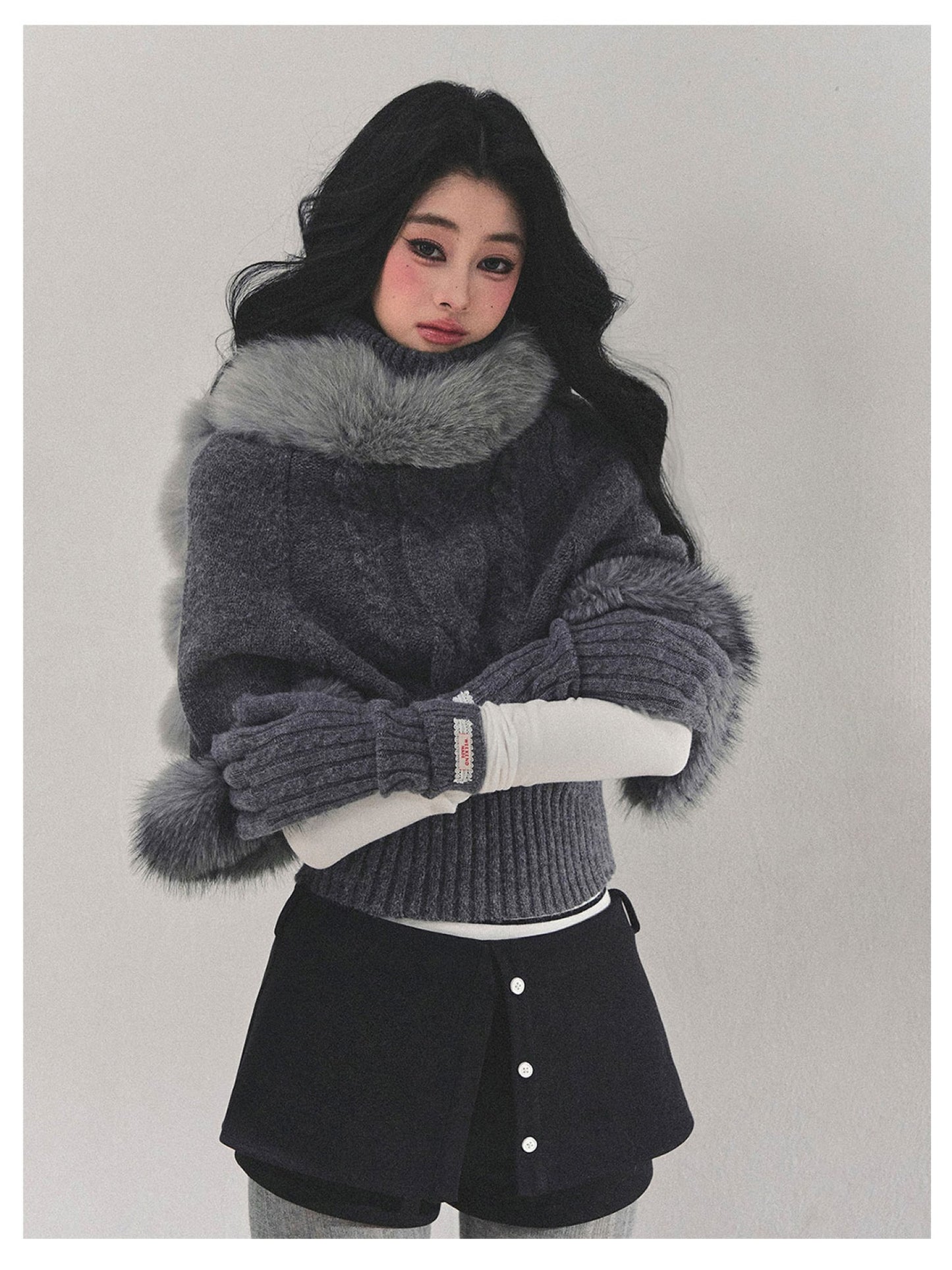 少也眼 “Passing by Her Side" Faux Fox Fur Scarf - Gray
