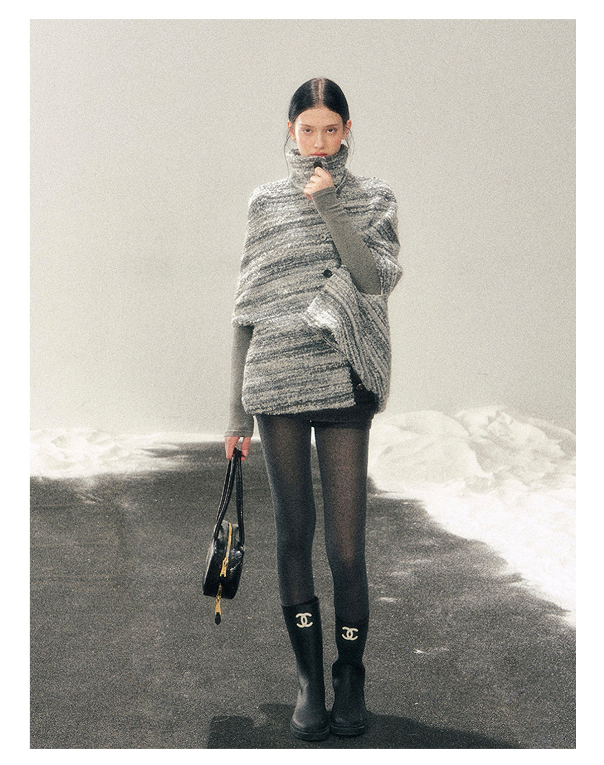 少也眼 "Soft-Focus Warmth" Tweed Cape Coat - Silver Grey