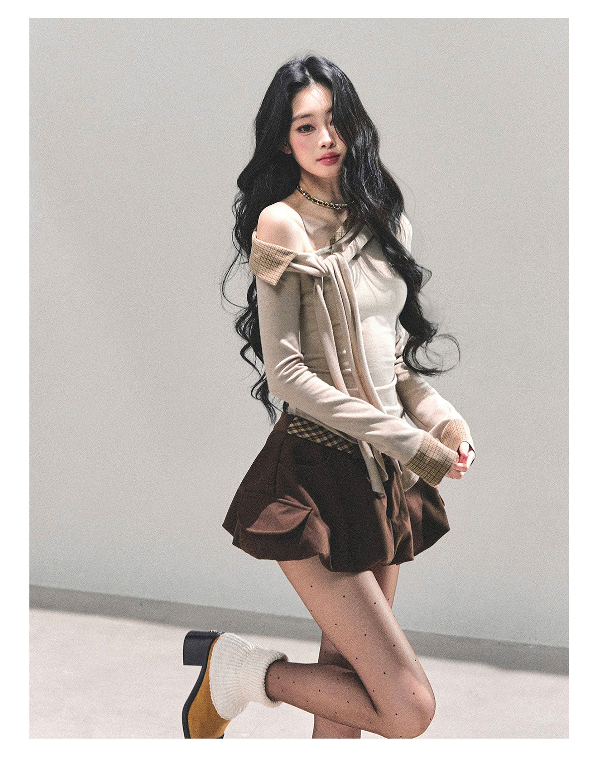 少也眼 “The Quiet Passing” Asymmetric Knit Off-Shoulder Top - Oatmeal 65624