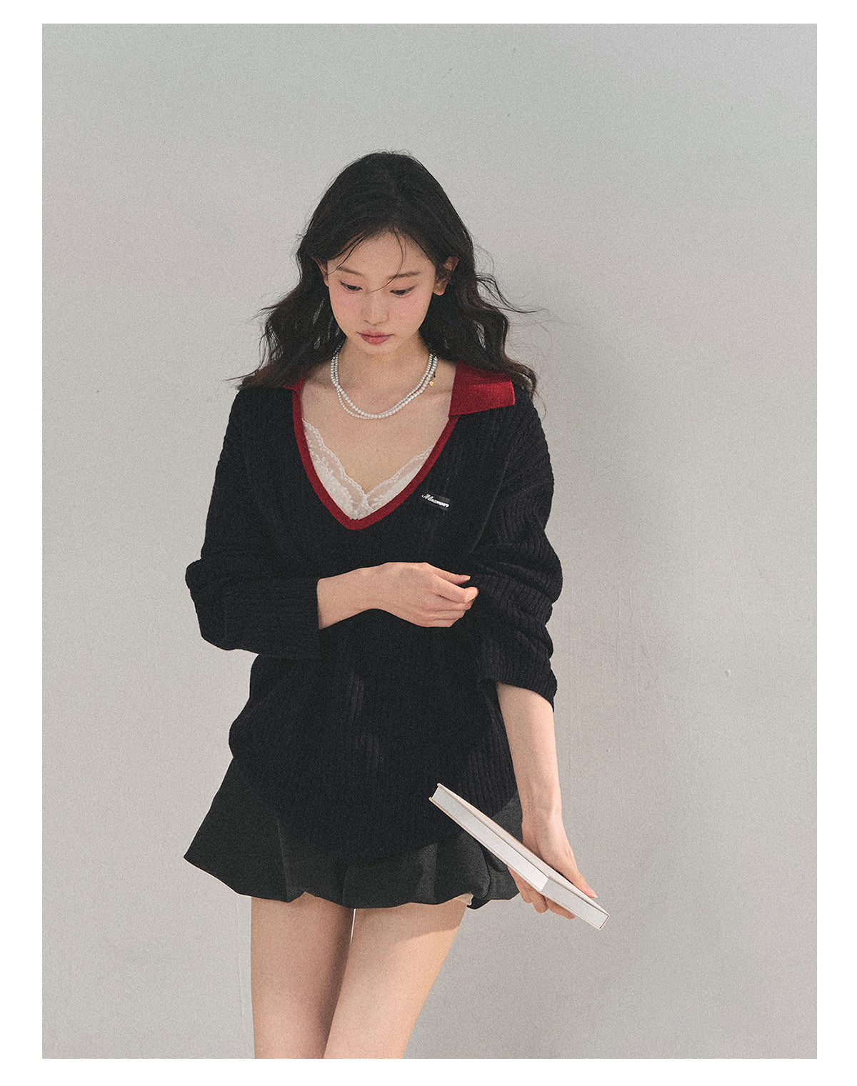 少也眼 “Before Nightfall Melts” Wool-Blend V-Neck Contrast Collar Sweater 6441568