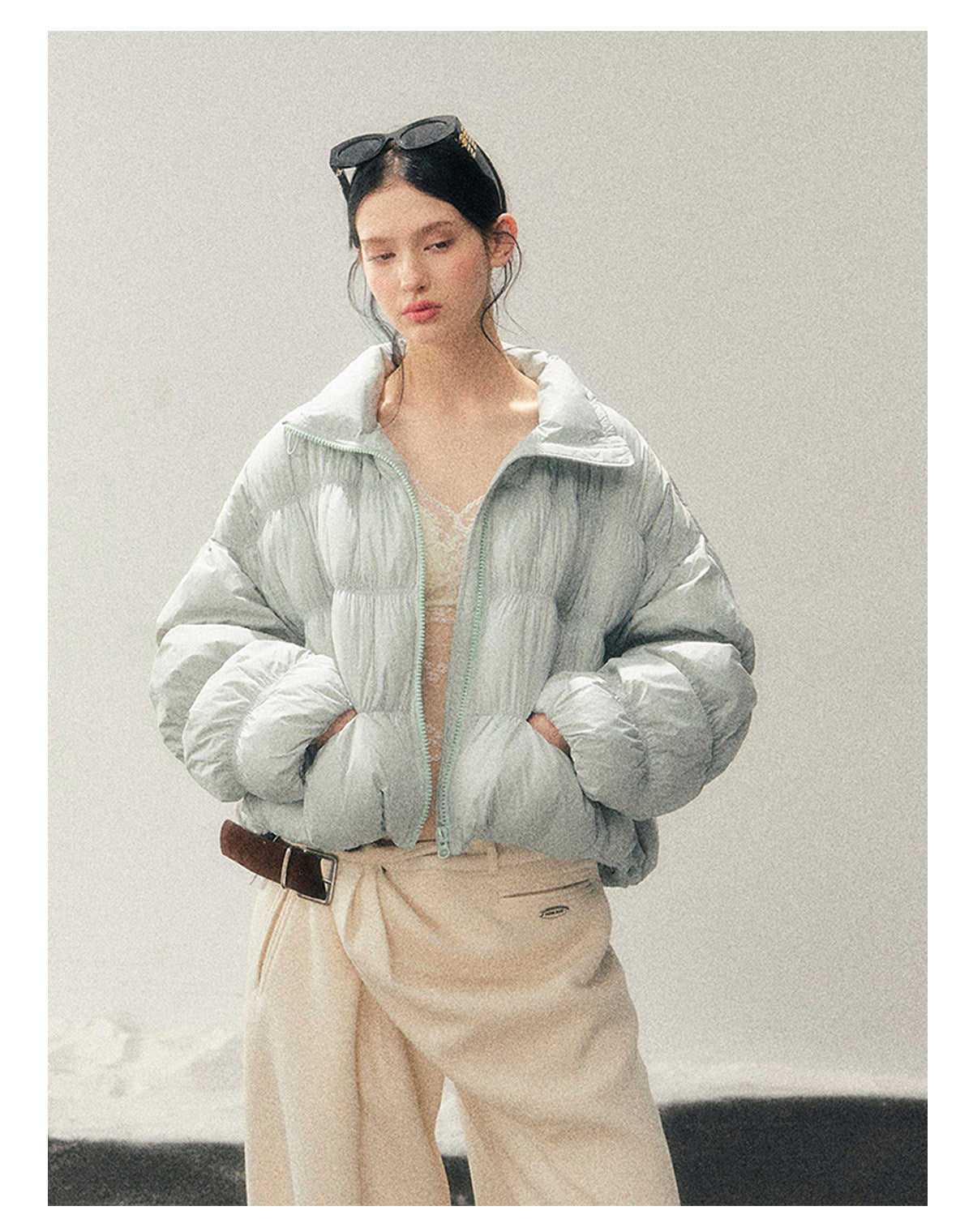 少也眼 “She Gazes at the Snow” White Duck Down Cropped Jacket - Haze Blue