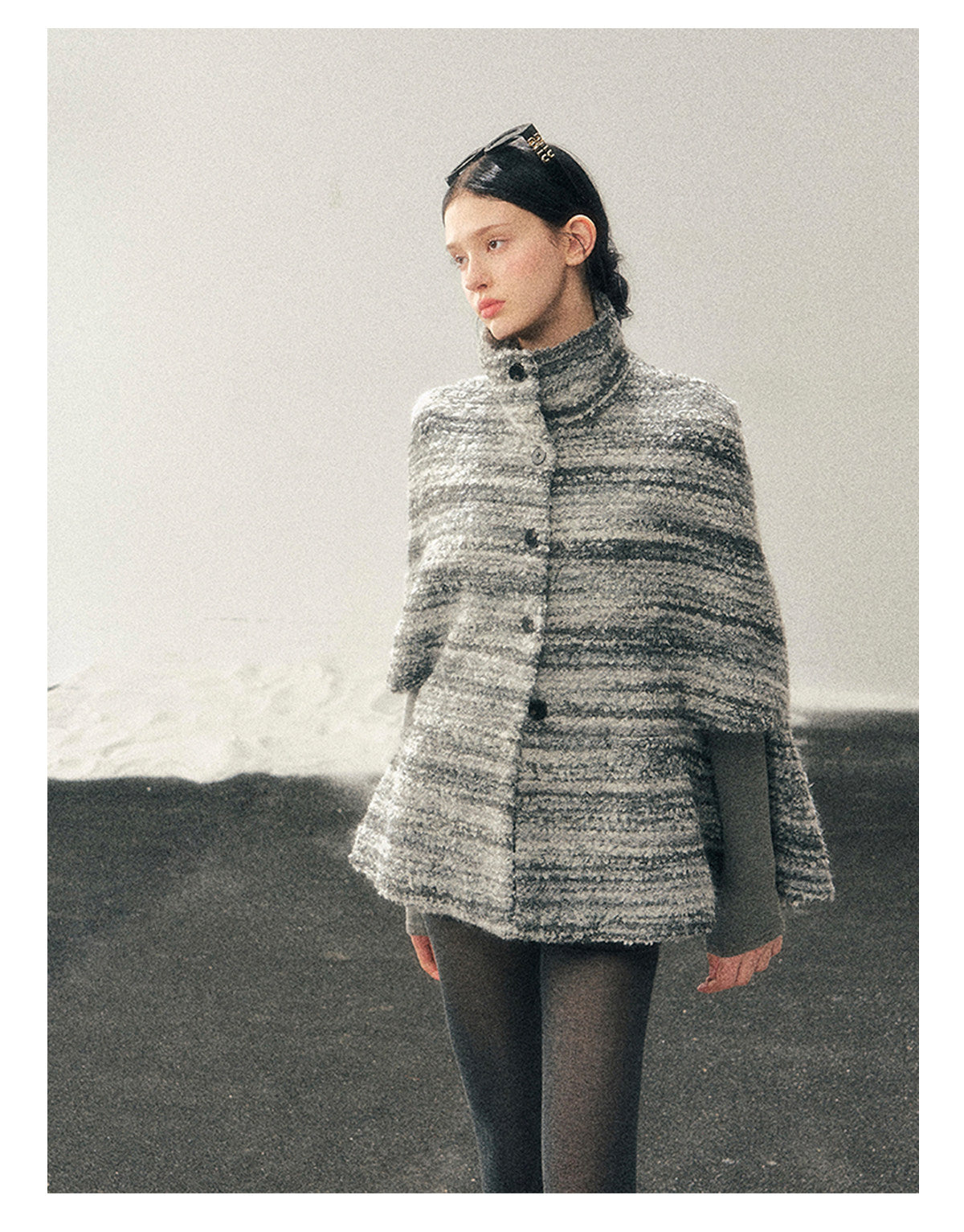 少也眼 "Soft-Focus Warmth" Tweed Cape Coat - Silver Grey