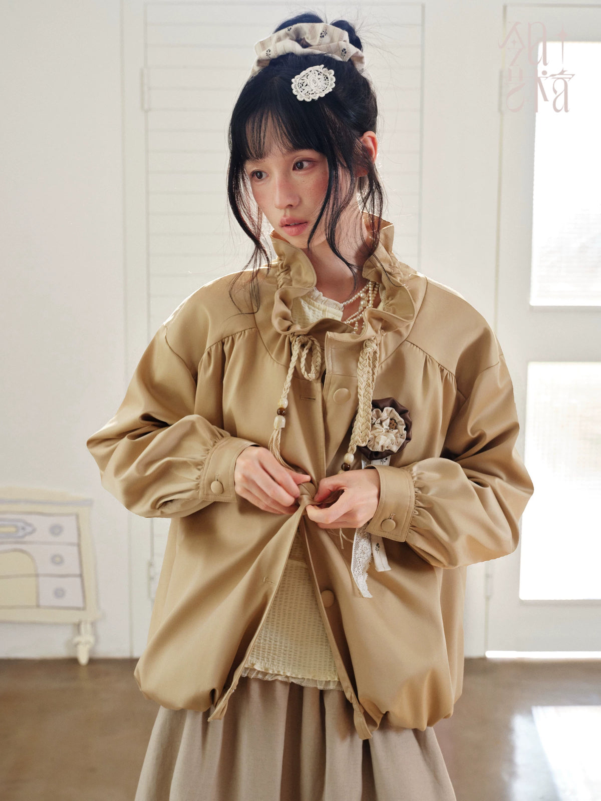 DAILY ARTIST - Champagne Ruffle Stand-Collar Drawstring Jacket