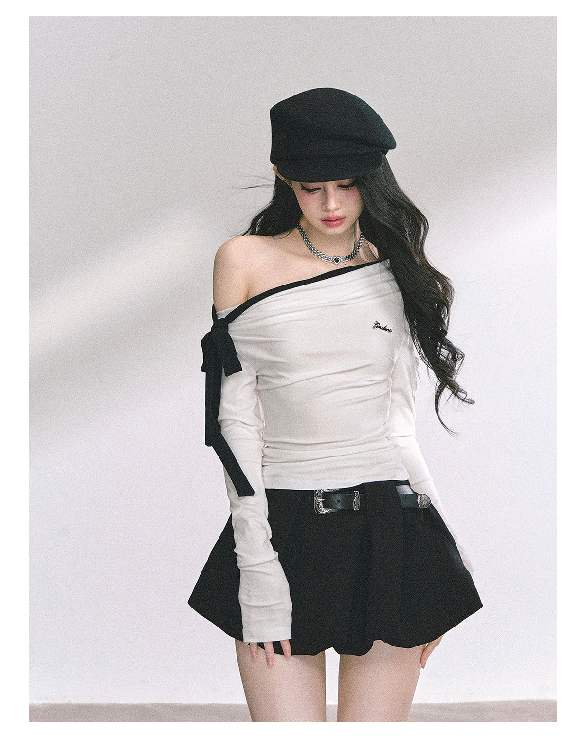 少也眼 "Sweet Temptation Spiral" Asymmetric Off-Shoulder Long-Sleeve Crop Tee - White