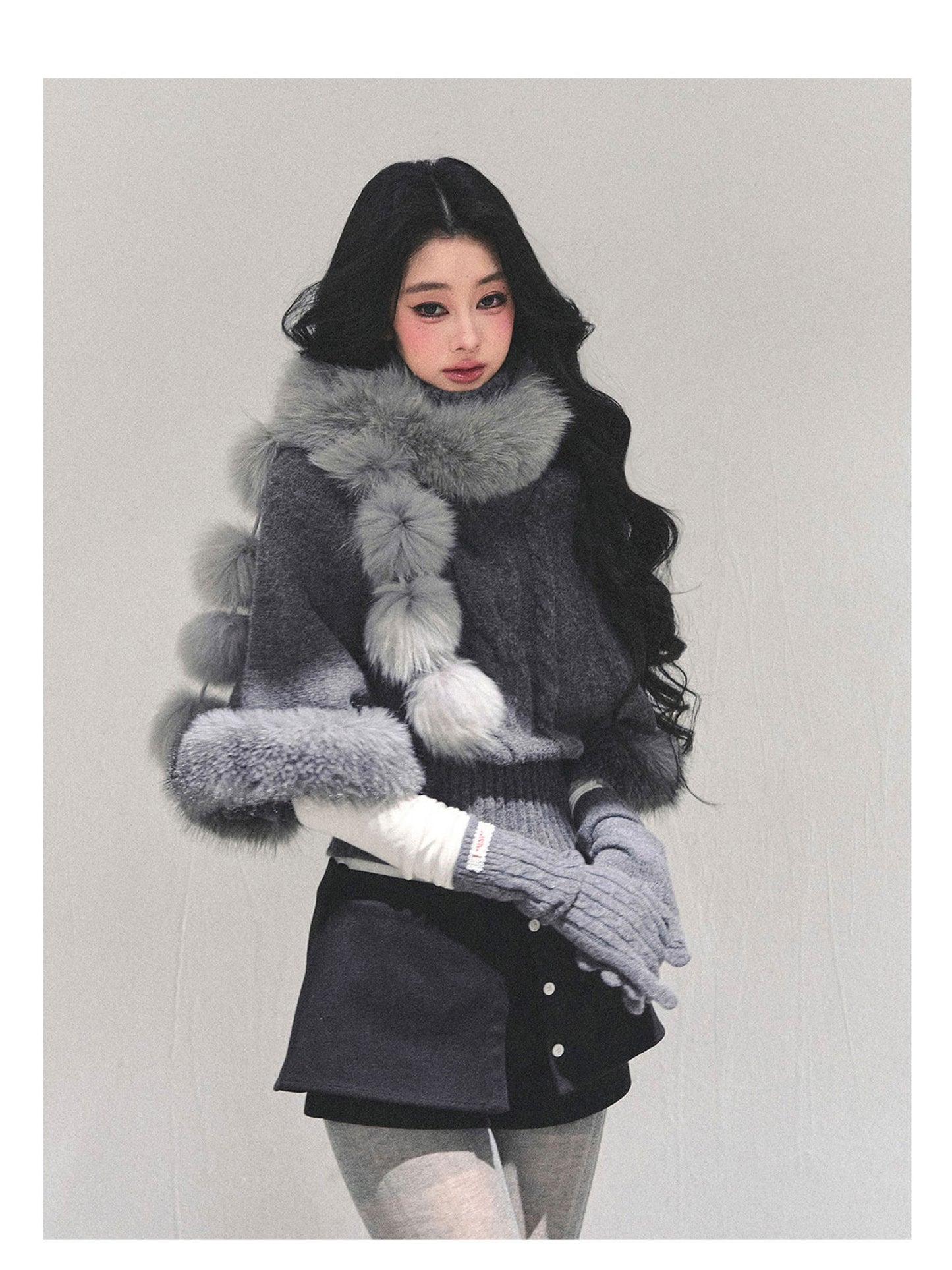 少也眼 “Passing by Her Side" Faux Fox Fur Scarf - Gray