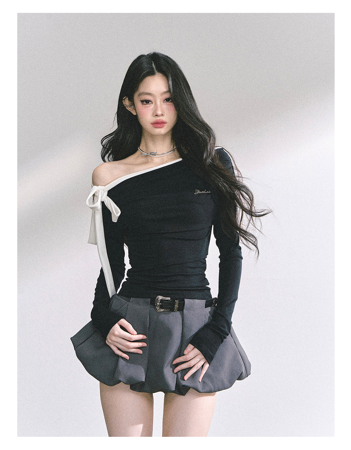 少也眼 "Sweet Temptation Spiral" Asymmetric Off-Shoulder Long-Sleeve Crop Tee - Black