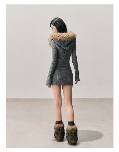 少也眼 “She Arrives Like Duskfall” Rib-Knit Bodycon Dress with Detachable Fur Collar 68485