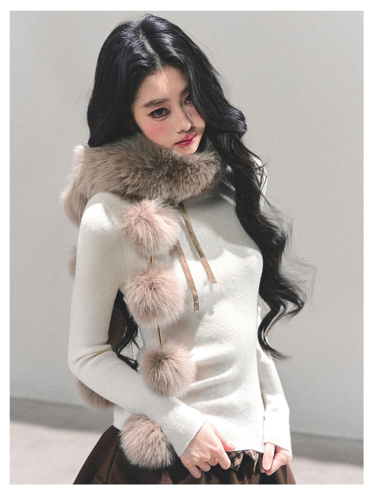 少也眼 “Passing by Her Side" Faux Fox Fur Scarf - Khaki