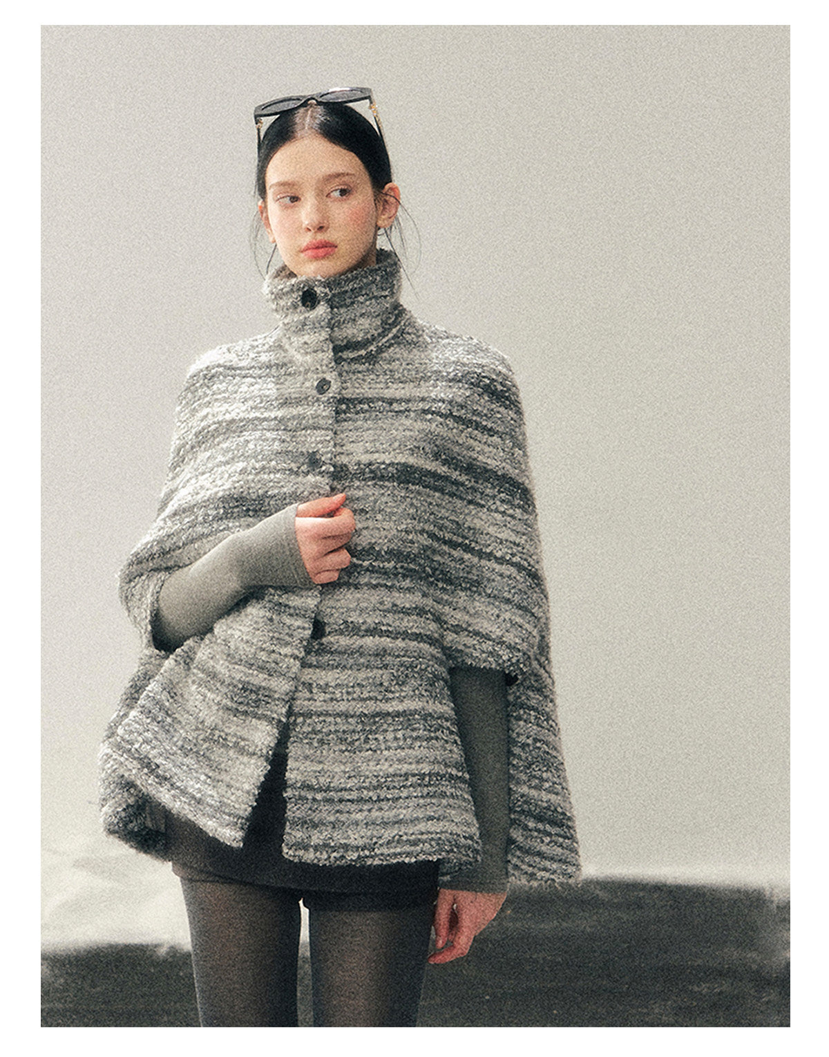 少也眼 "Soft-Focus Warmth" Tweed Cape Coat - Silver Grey