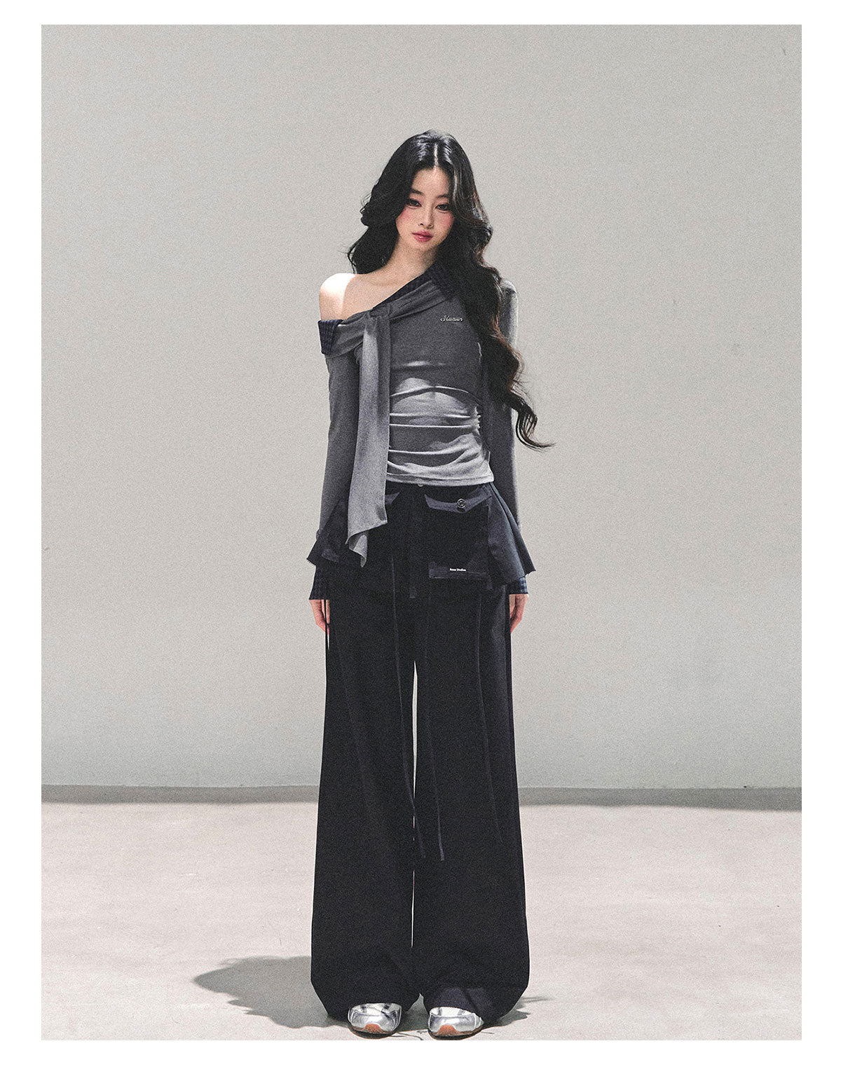 少也眼 “The Quiet Passing” Asymmetric Knit Off-Shoulder Top - Gray 65624