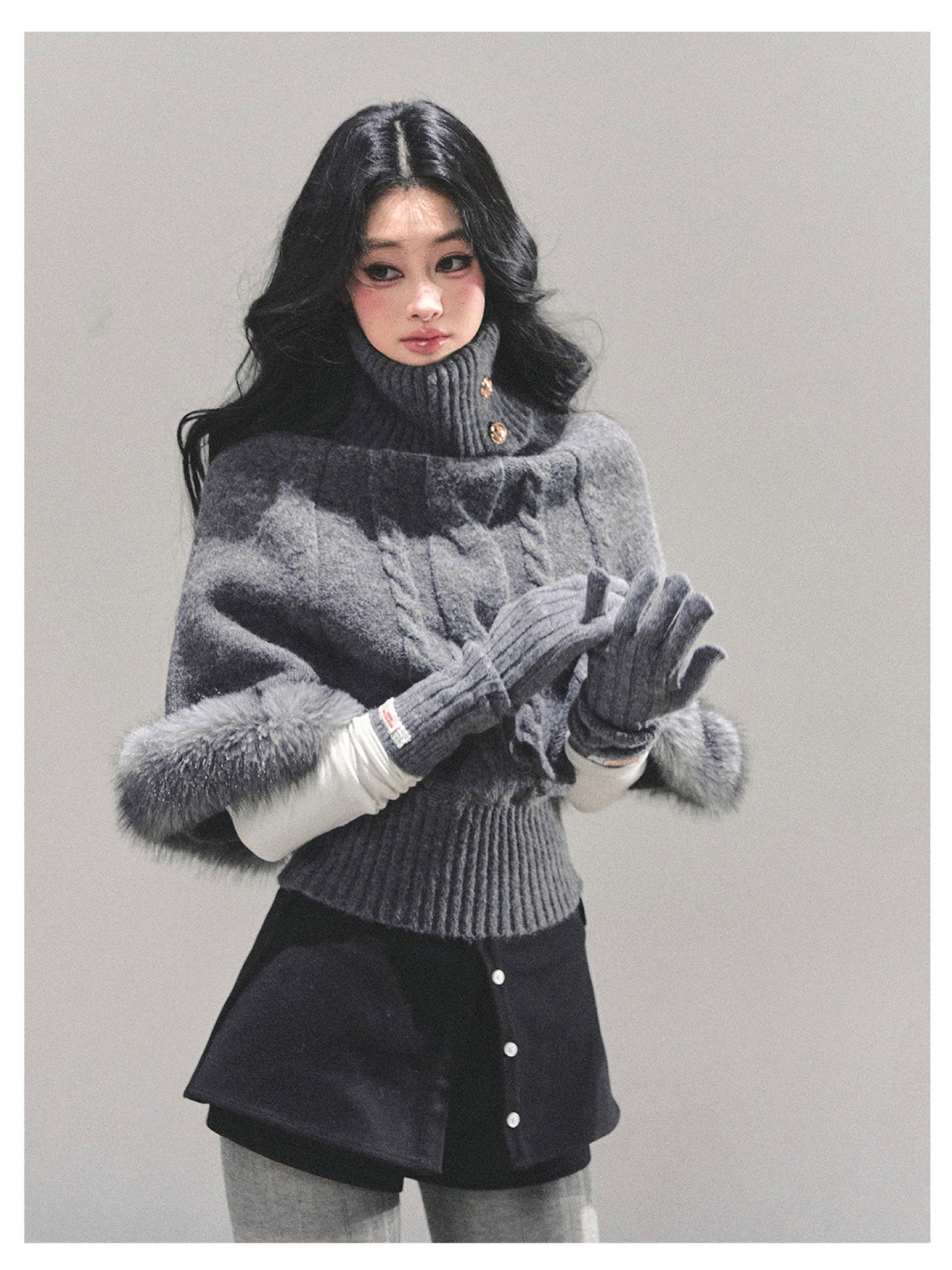 少也眼 “Only She Remains Awake" Gray Mohair High-Neck Knit Sweater (with detachable faux fur)