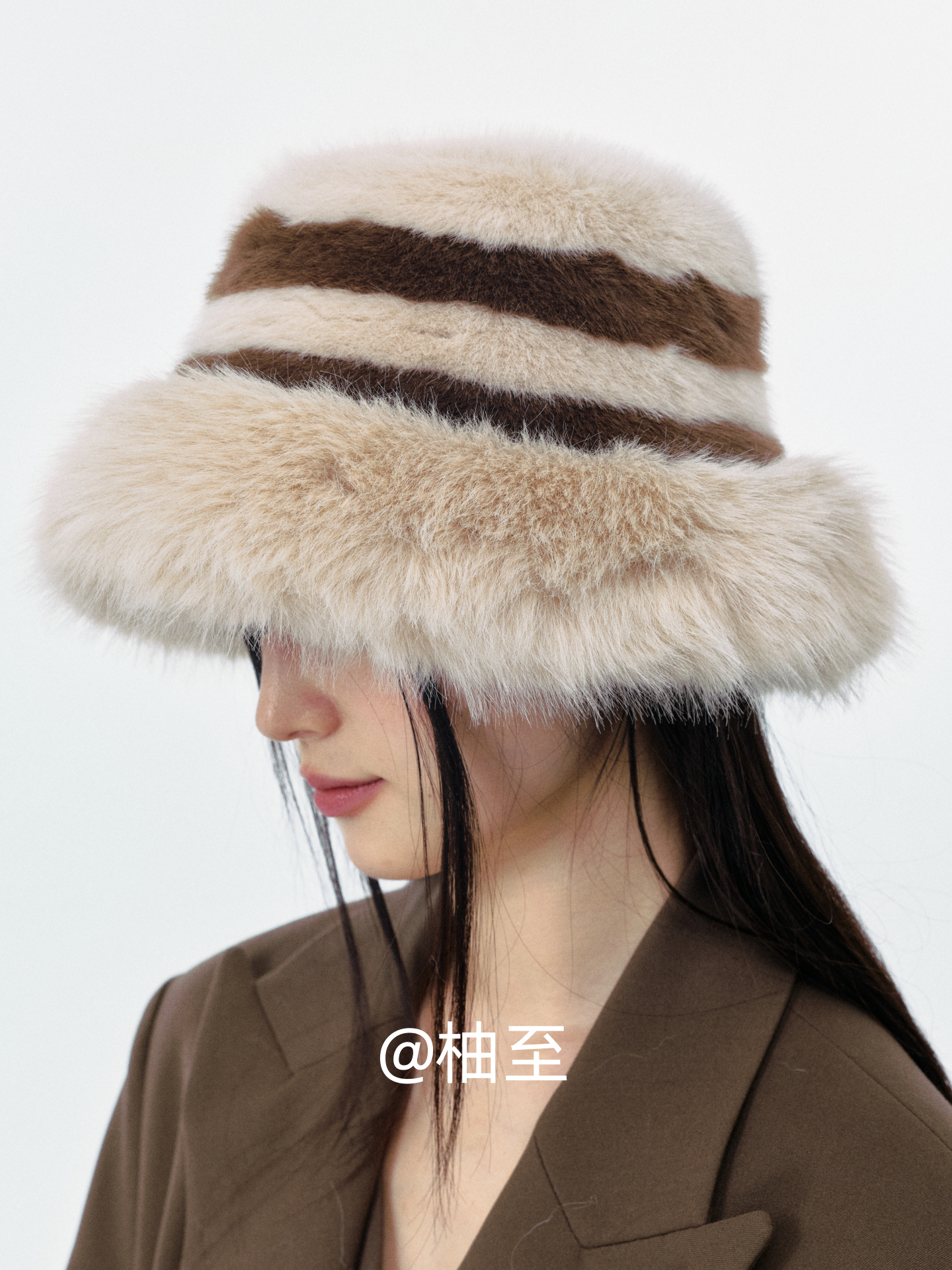 Off White Striped Plush Hat & Scarf Set – Cozy 2-Piece Winter Ensemble