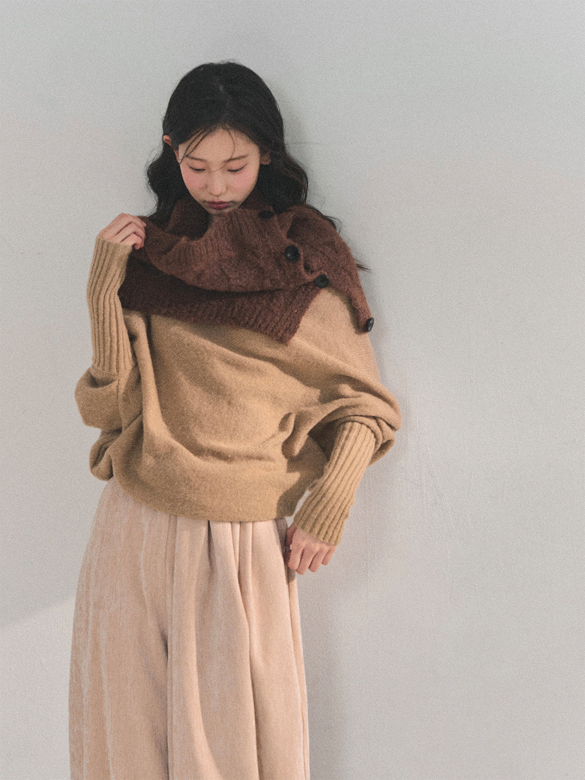 少也眼 “Embers of Sunset” Mini Faux-Knit Shoulder Wrap – Gray & Cocoa