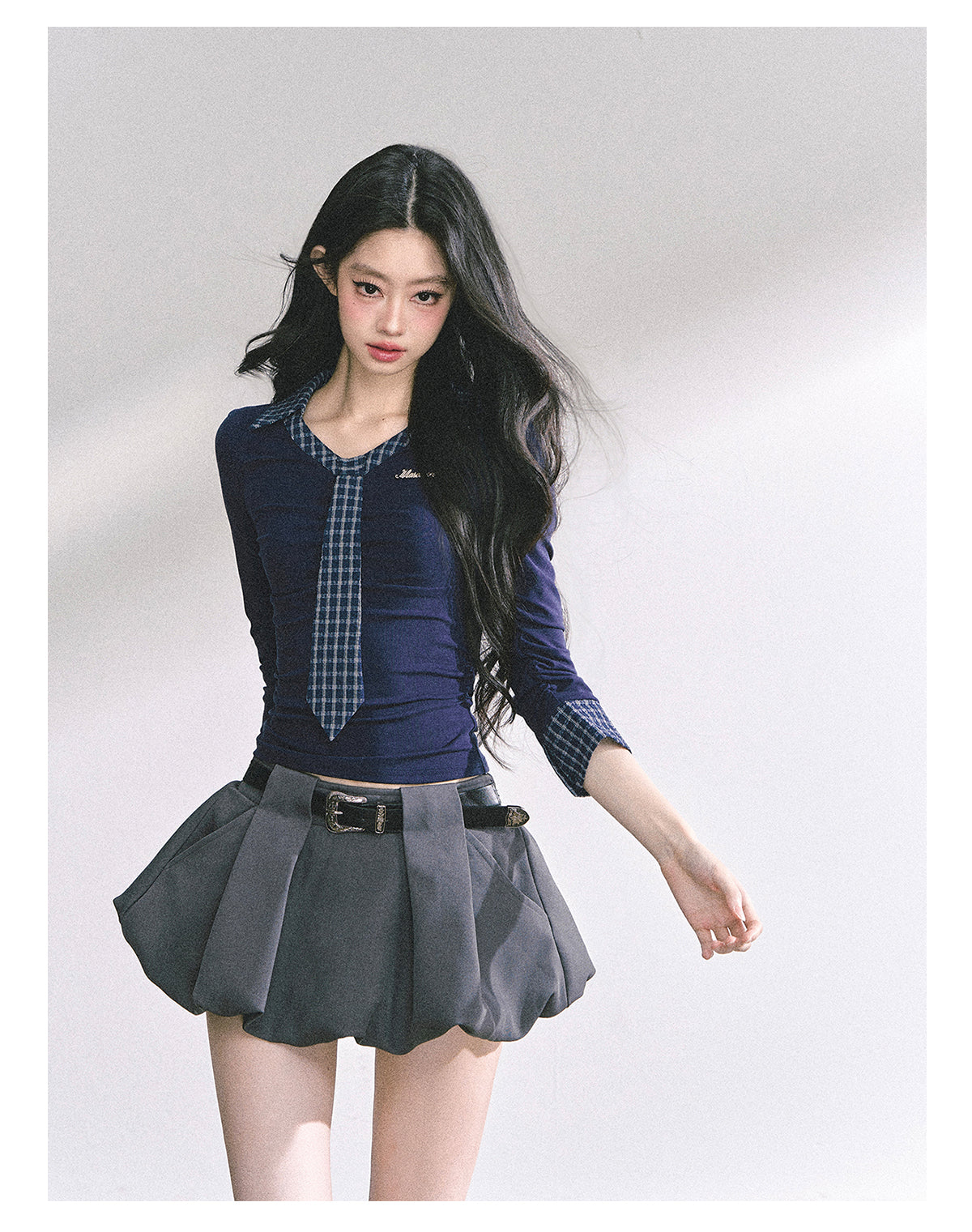 少也眼 "Han Gao Rolecard" Dual-Layer Illusion V-Neck Plaid Waist-Slimming Tee - Navy Blue