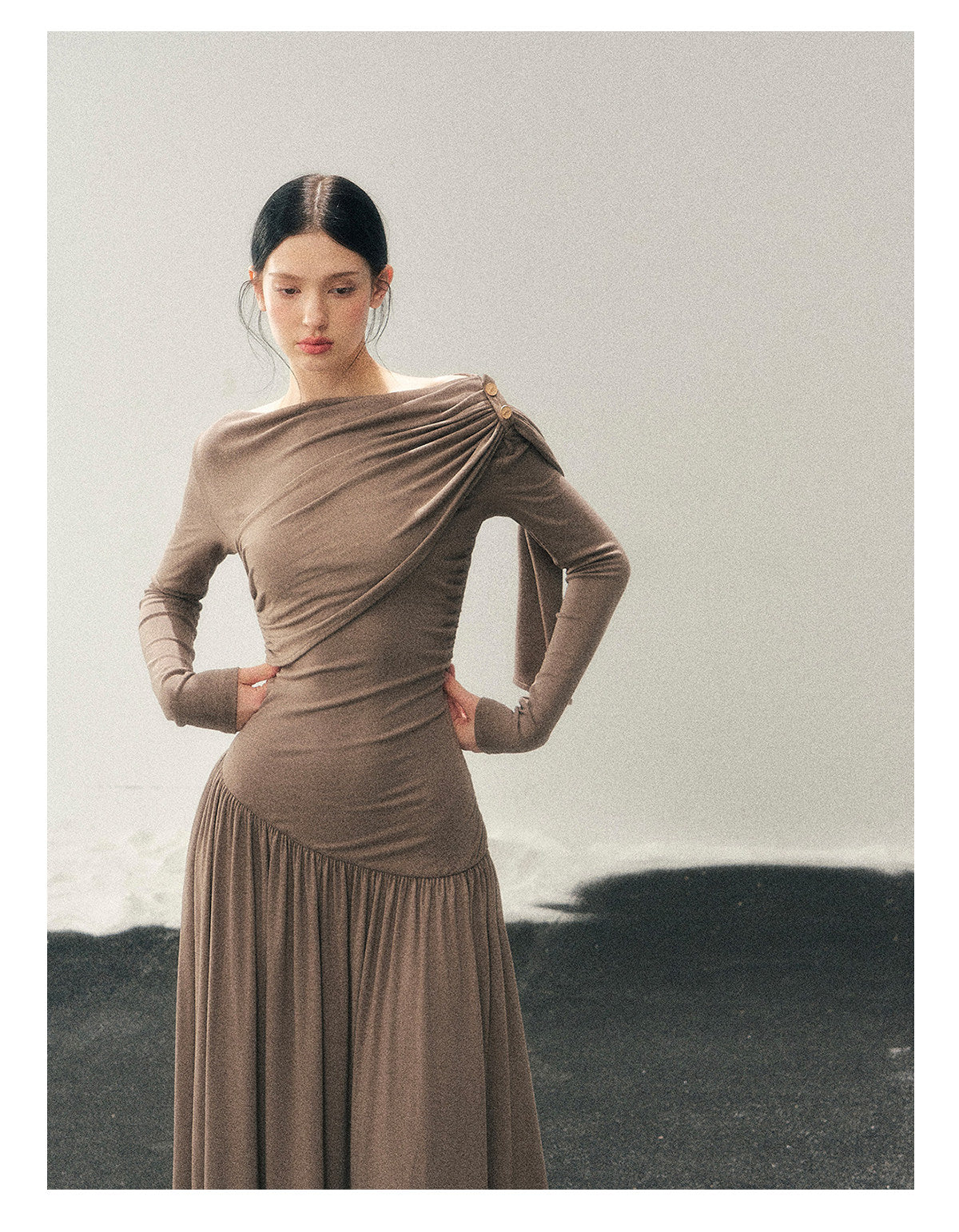 少也眼 "Pure Heart Reflected in Snow" French Cool Off-Shoulder Knit Maxi Dress
