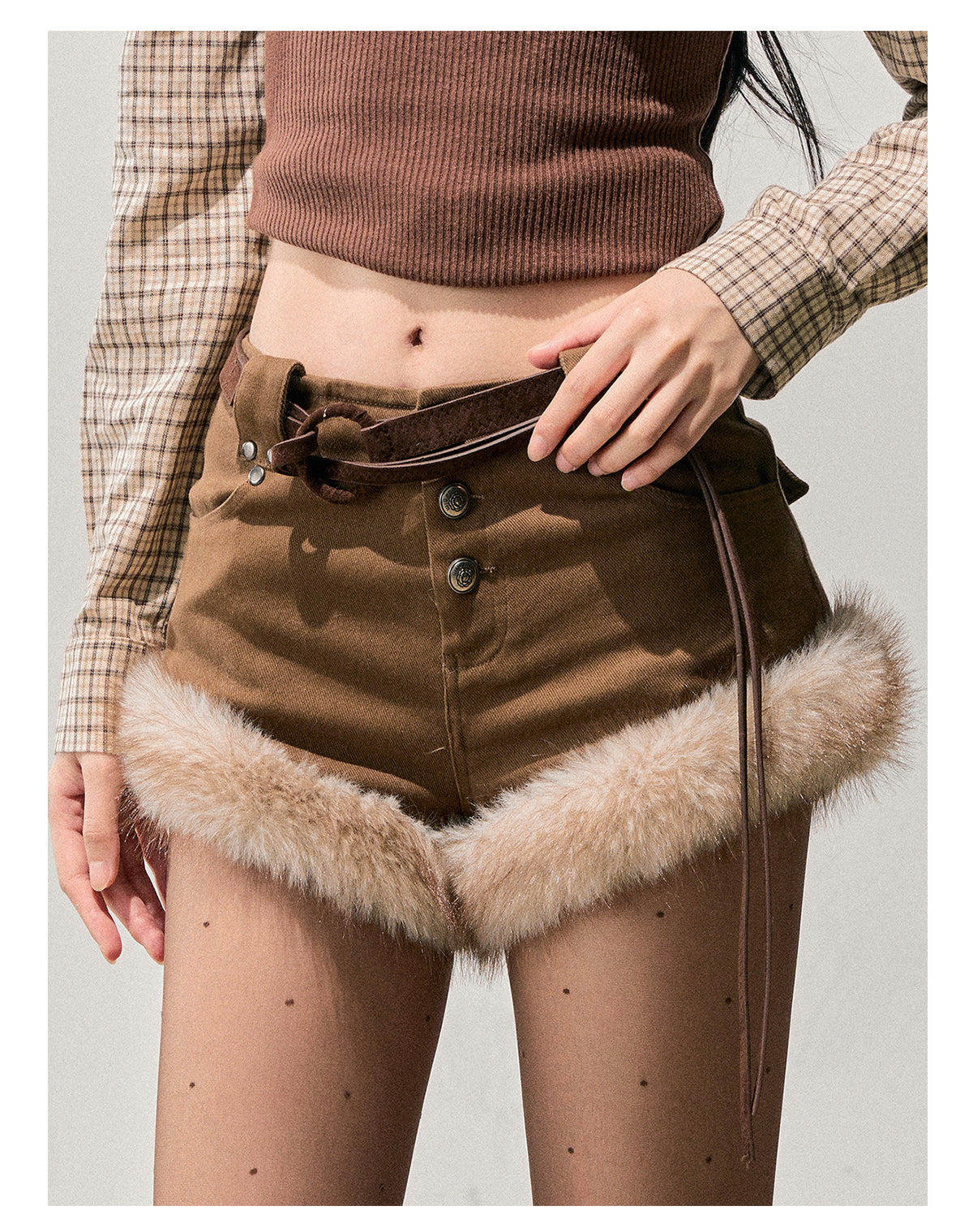 少也眼 "Her Gentle Footsteps" Faux Fur–Trim High-Waist Shorts