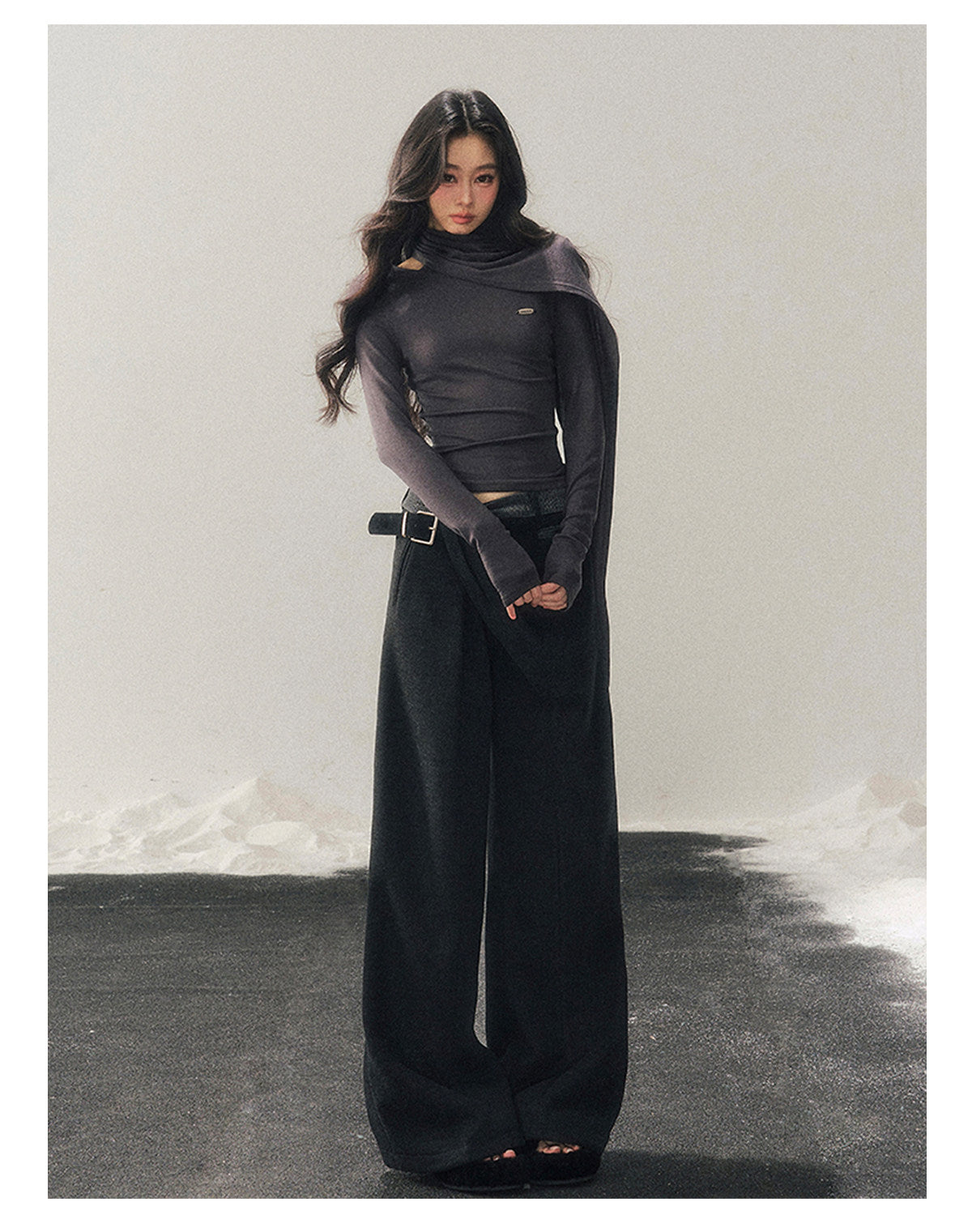 少也眼 "Essential Muse" Deep Slate Gray Cropped Long-Sleeve Knit Top