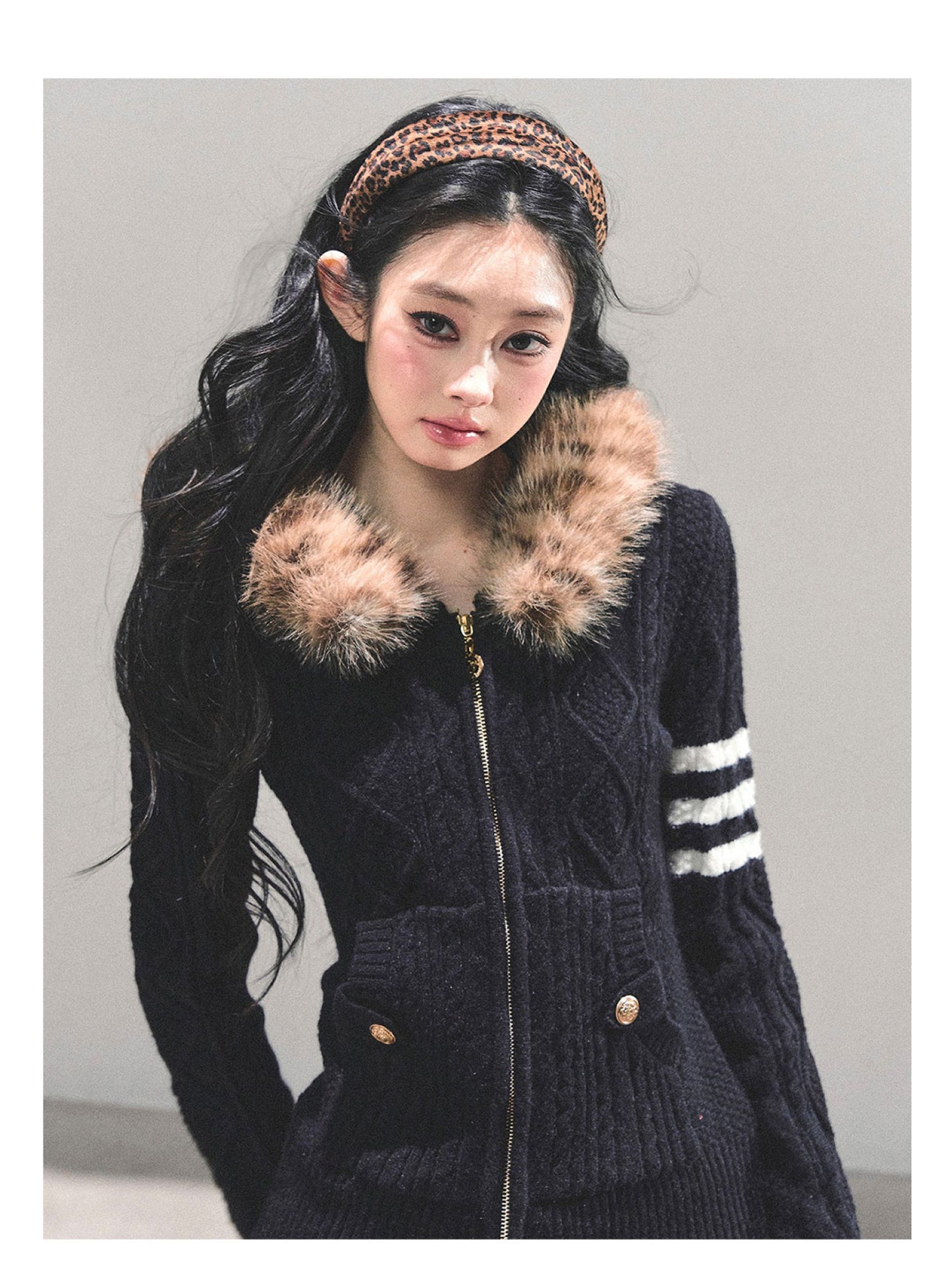 少也眼 "Only She Walks By" Black Hooded Knit Sweater