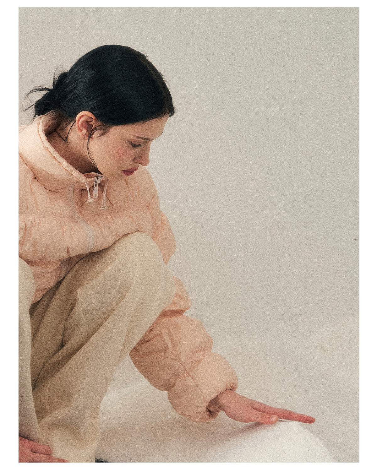 少也眼 “She Gazes at the Snow” White Duck Down Cropped Jacket - Lotus Root Pink