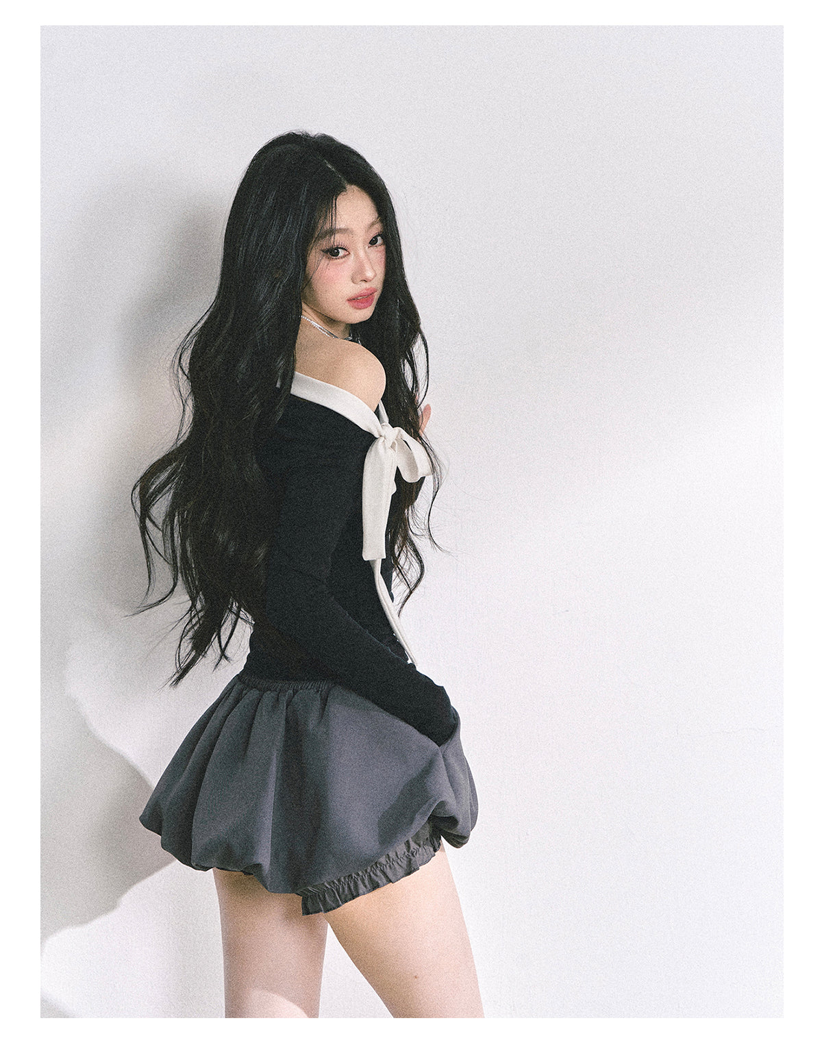 少也眼 "Sweet Temptation Spiral" Asymmetric Off-Shoulder Long-Sleeve Crop Tee - Black