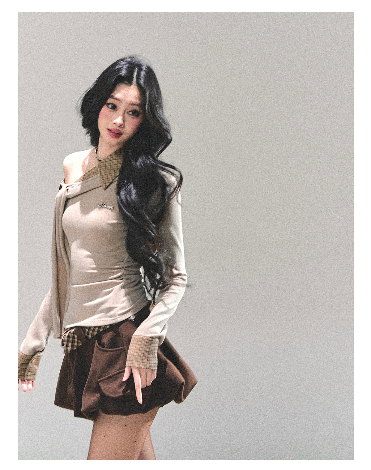 少也眼 “The Quiet Passing” Asymmetric Knit Off-Shoulder Top - Oatmeal 65624
