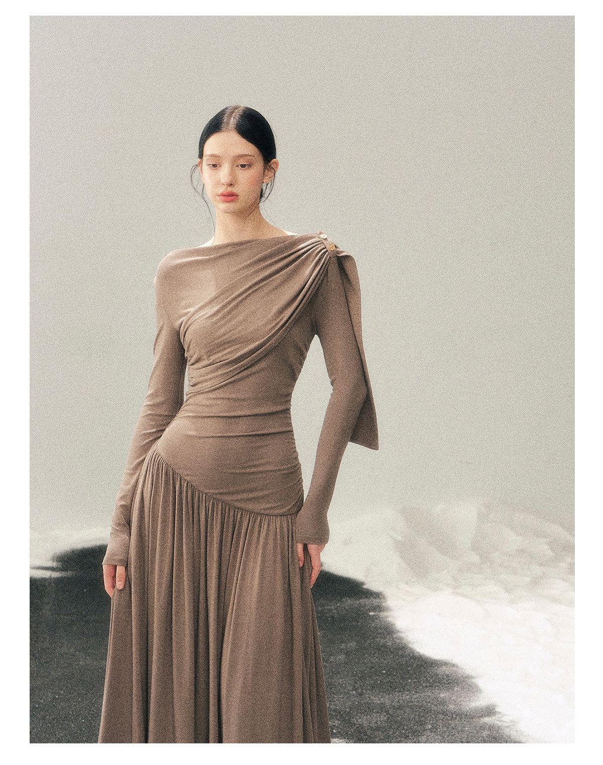 少也眼 "Pure Heart Reflected in Snow" French Cool Off-Shoulder Knit Maxi Dress