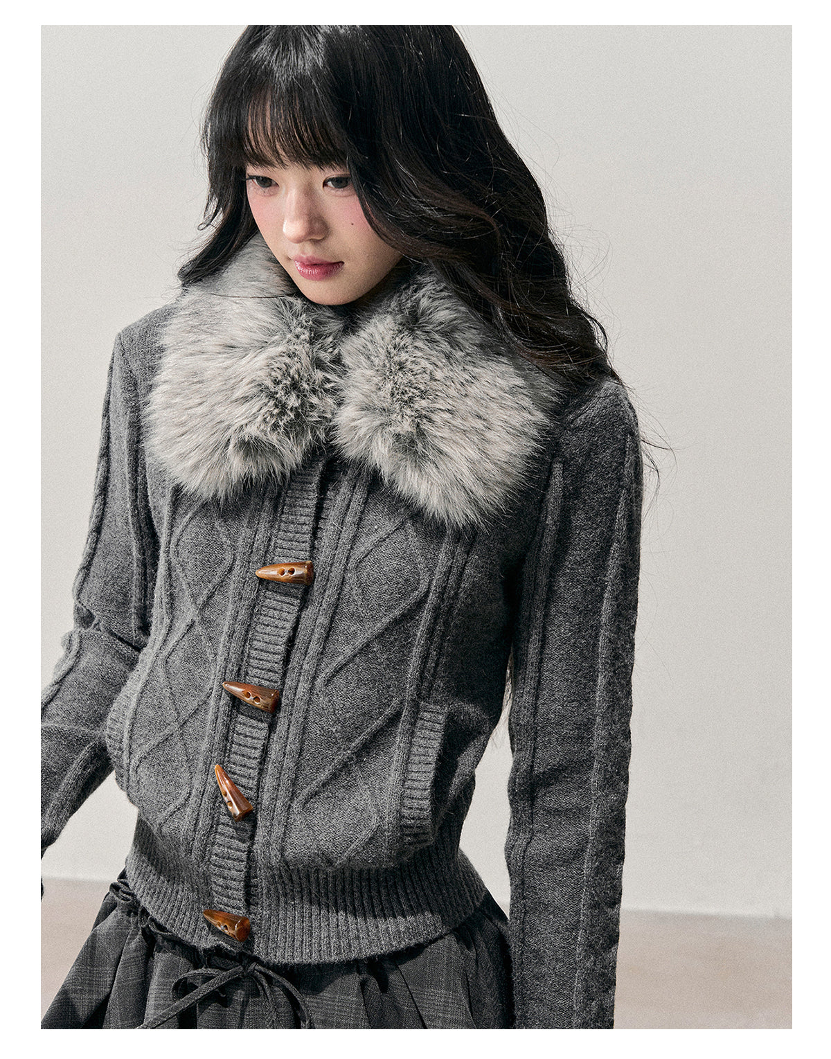 少也眼 “She Turns to Smoke” Korean-Style Knit Cardigan with Faux-Fur Collar