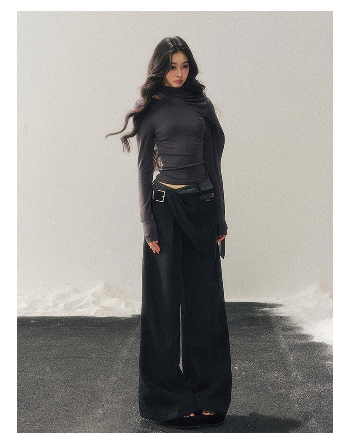 少也眼 "Essential Muse" Deep Slate Gray Cropped Long-Sleeve Knit Top