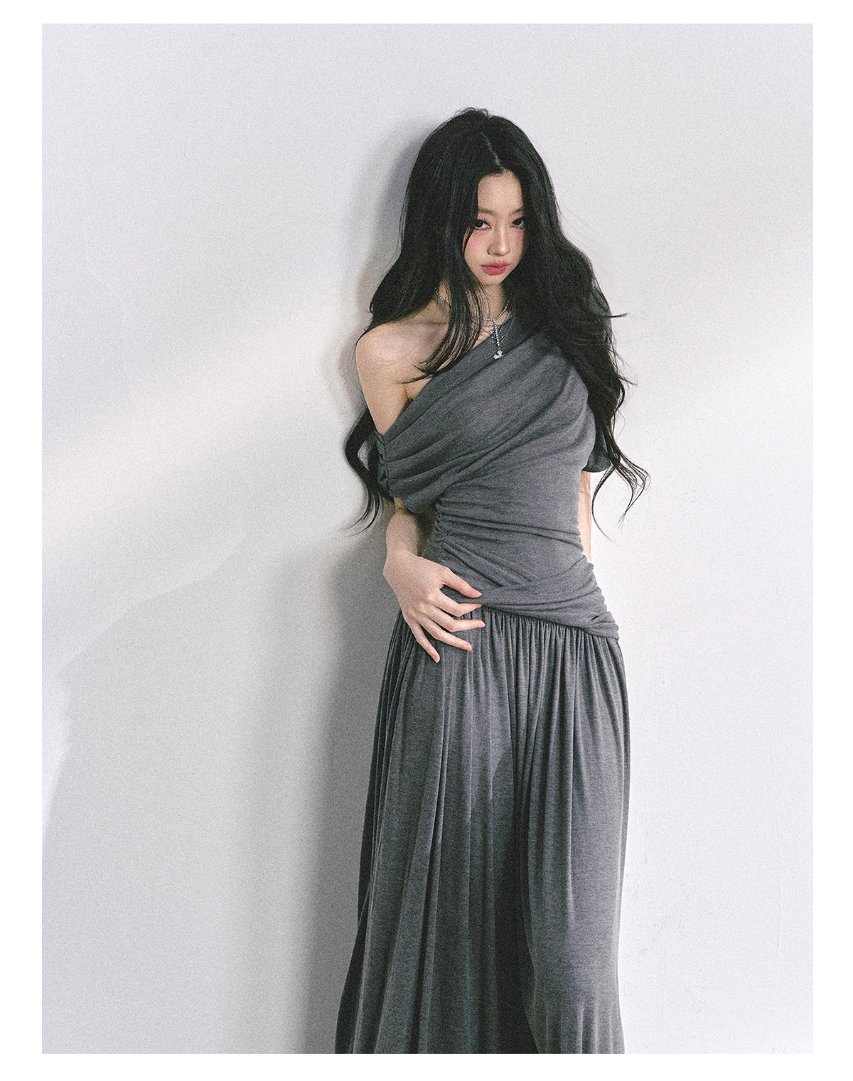 少也眼 “Minimal Paper Doll” Asymmetric Maxi Dress