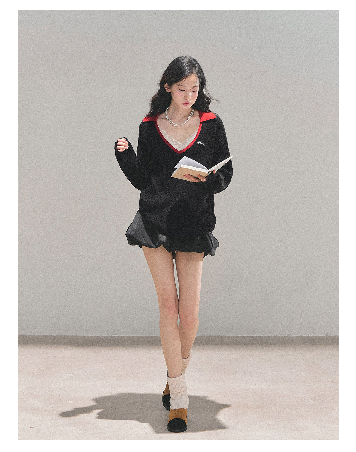 少也眼 “Before Nightfall Melts” Wool-Blend V-Neck Contrast Collar Sweater 6441568
