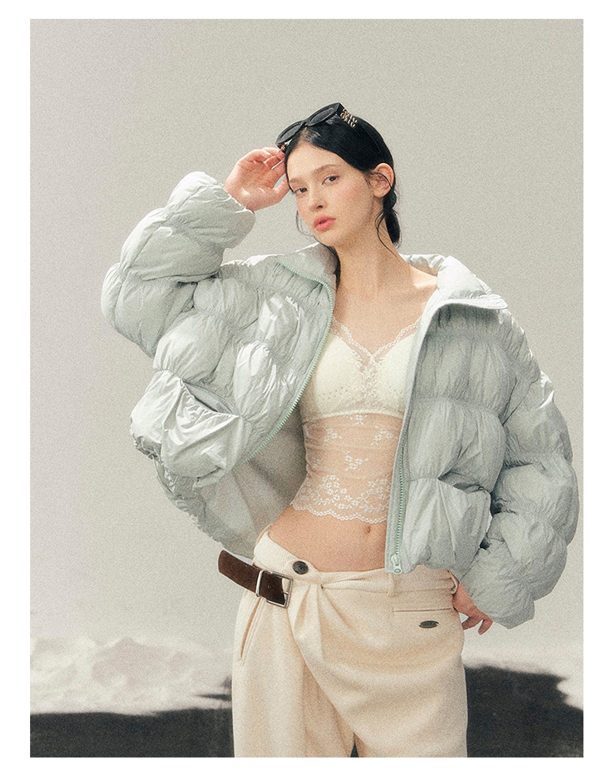 少也眼 “She Gazes at the Snow” White Duck Down Cropped Jacket - Haze Blue