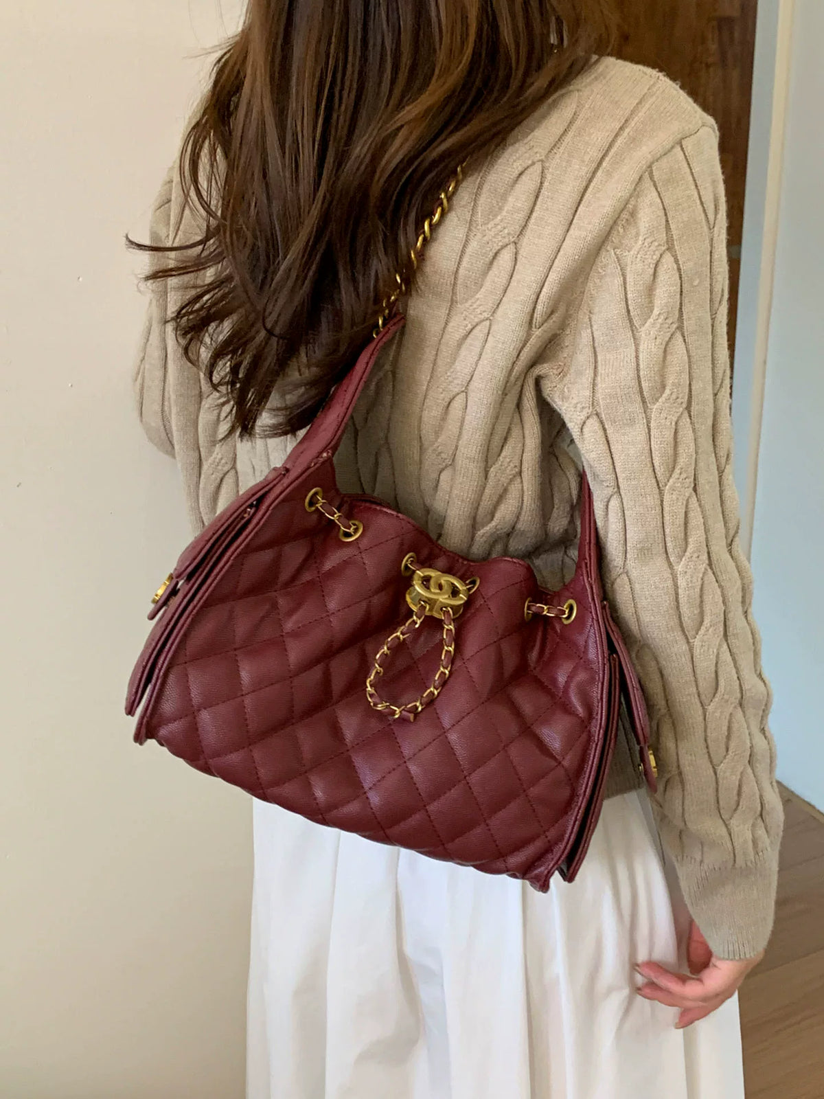 “Diamond Chain” Quilted Shoulder Bag (Black / Red)