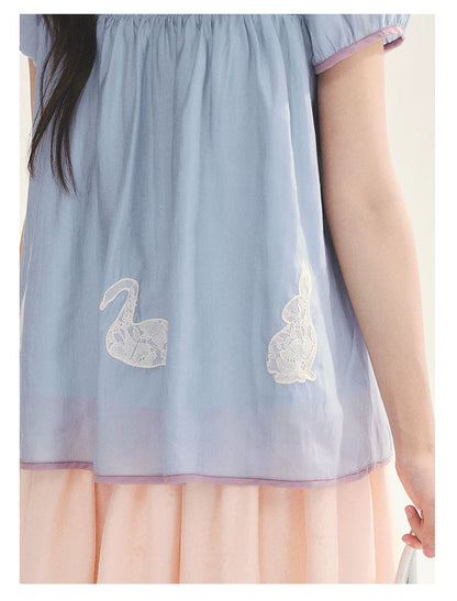 "Antique Dollhouse" Lace Appliqué Peter Pan Collar Puff Sleeve Blouse (Ivory White/ Still Blue)