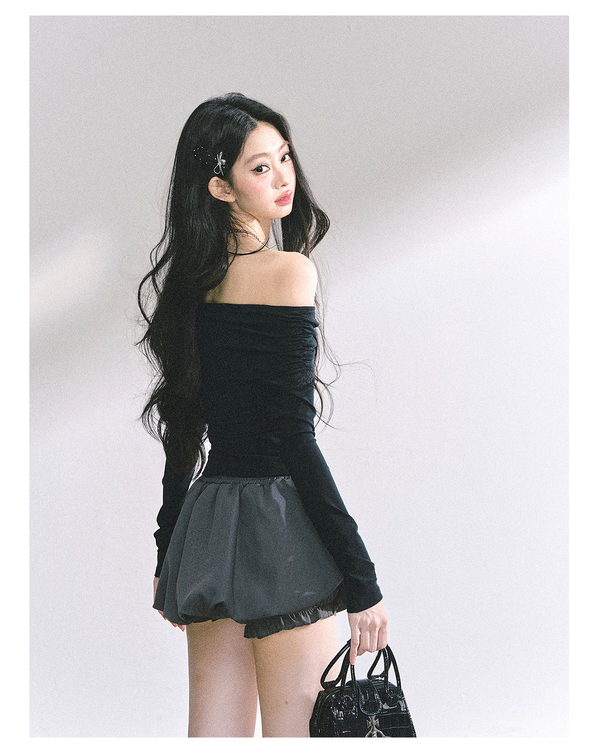 少也眼 "Seoul Toccata" Layered Off-Shoulder Long Sleeve Tee - Black-Gray 2536486