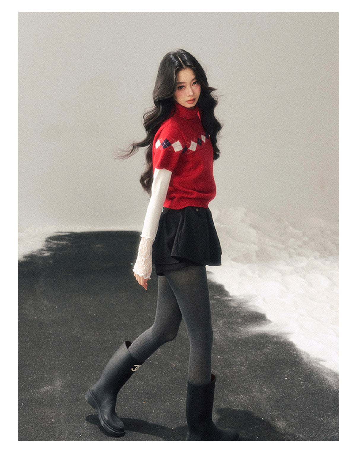 少也眼 “Snow-Wrapped Christmas Letter” Mock Neck Short-Sleeve Knit Top